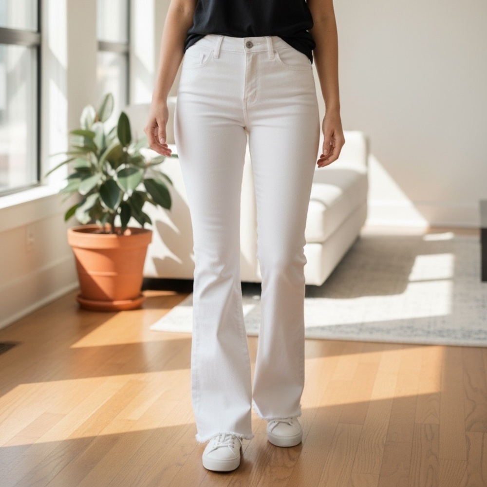 Buckle Brand–Willow & Root
Women’s White Flare Jeans
Size 27x34. Great condition
